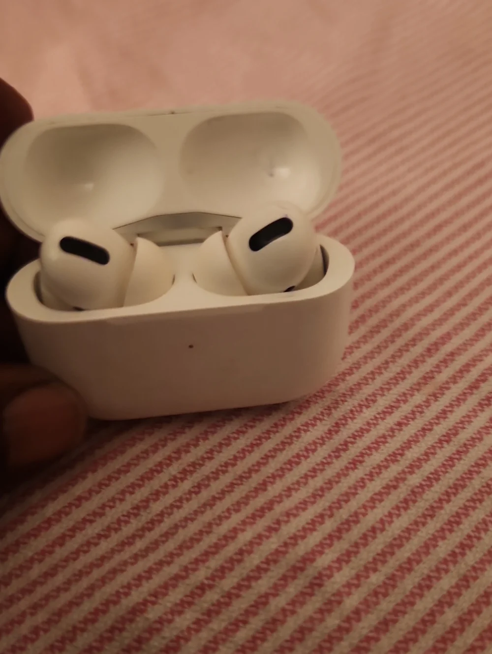 Apple White Wireless Earbuds with Charging Case